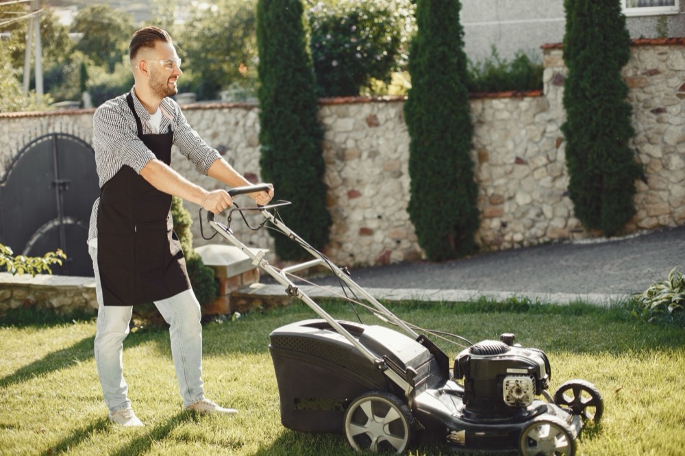 Corte de pasto con maquina en un jardin